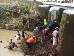 Aksi Babinsa dan Warga Bongkar Gunung Sampah di Sungai Ini Patut Dicontoh