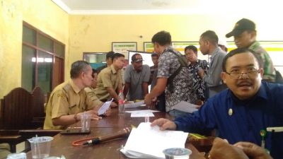 Buntut Aksi Warga, Kades dan Sejumlah Perangkat Desa Songgom Mengundurkan Diri