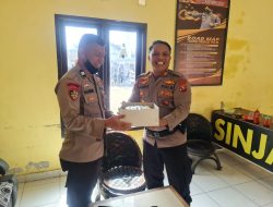 Anggotanya Berulang Tahun, Kasat Polairud Polres Sinjai Berikan Kue Kejutan