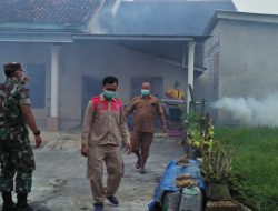 Waspada Penyakit DBD, Babinsa Koramil 0826-10 Waru Bersama Puskesmas Laksanakan Fogging