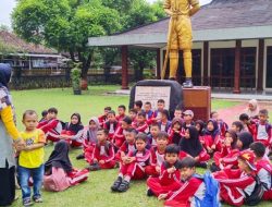 Anak-Anak Belajar Sejarah di MTL Jenderal Soedirman