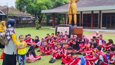 Anak-Anak Belajar Sejarah di MTL Jenderal Soedirman