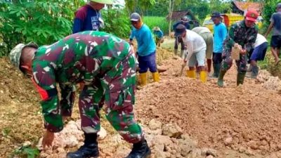 Unik, TNI dan Warga Awali Aktivitas KBM Dengan Doa dan Apel Pagi