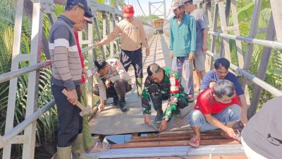 Babinsa Koramil 0313/Malingping Bersama Bhabinkamtibmas Turut Perbaiki Jembatan