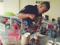 Kembali Unjuk Kebolehan, Barista Akbar Seduh Kopi untuk Alumni Muhi Temanggung