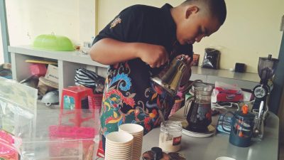Kembali Unjuk Kebolehan, Barista Akbar Seduh Kopi untuk Alumni Muhi Temanggung