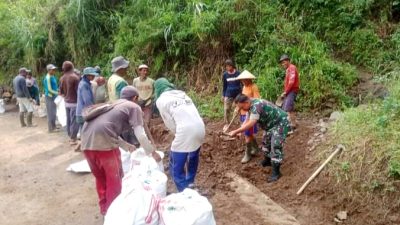 Antisipasi Luapan Air dan Longsor, Babinsa Tempur Bersama Warga Bikin Tanggul Darurat
