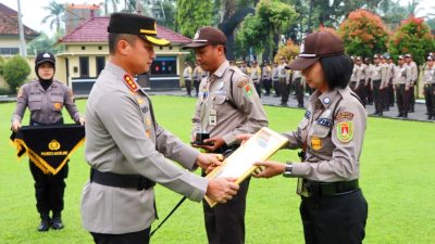 Kapolresta Magelang Beri Penghargaan Satpam Berprestasi