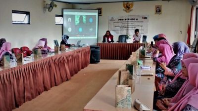 Tim PPMT UNIMMA Ajak Anggota PKK Desa Dawung Tegalrejo Manfaatkan Sampah