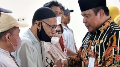 Pemkab Kendal Serahkan Kartu BPJS Kesehatan Gratis Kepada Masyarakat