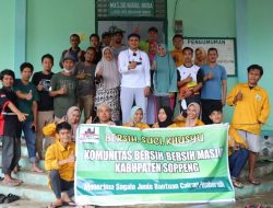Kapolres Soppeng Bersama Komunitas Bersih-bersih Masjid Lakukan Gotong Royong