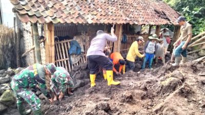 Anggota Polsek Windusari Turut Bersihkan Material Longsor