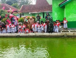 Kunjungi Makoramil Kersana, Anak TK Pertiwi Ciampel Dikenalkan Budidaya Ikan