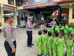 Outing Class, Sejumlah Anak TK Muslimat NU Desa Pesantunan Dikenalkan Tertib Lalu Lintas