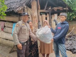 Kepedulian, Anggota Polisi di Sinjai Barat Berikan Warga di Wilayah Terpencil Baju Layak Pakai