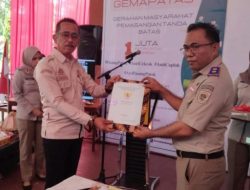 Kantor Pertanahan Sinjai Serahkan 49 Sertifikat Aset Milik Pemkab