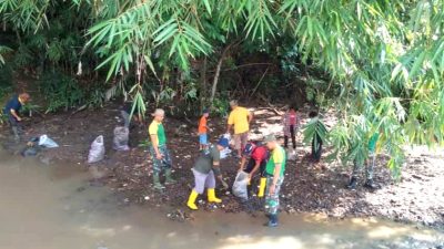 PPKM Bersama TNI dan Masyarakat Bersihkan Kali Kendali Kota Magelang