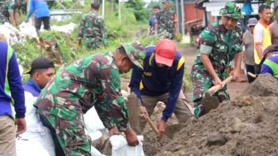 Bersama Warga, Anggota Koramil 05/Mejobo Perbaiki Tanggul Sungai Piji