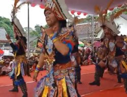 Kapolsek Mertoyudan Pimpin Pengamanan Pentas Topeng Ireng di Banjarnegoro