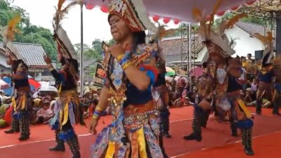 Kapolsek Mertoyudan Pimpin Pengamanan Pentas Topeng Ireng di Banjarnegoro