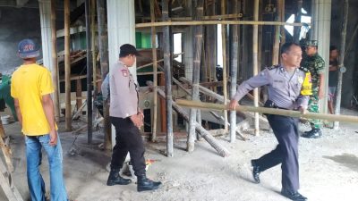 Sinergitas TNI-Polri Tercermin Dalam Kerja Bakti Pembangunan Masjid Baitussholih