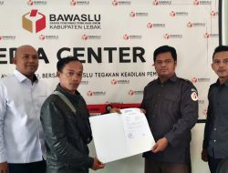 Didampingi Anggota DPRD, Warga Laporkan Oknum Ketua Panwascam Cijaku ke Bawaslu Lebak