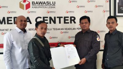 Didampingi Anggota DPRD, Warga Laporkan Oknum Ketua Panwascam Cijaku ke Bawaslu Lebak
