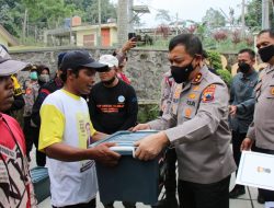 Tinjau Pos Babadan, Kapolda Jateng Berikan Bantuan Kepada Korban Terdampak Erupsi Merapi