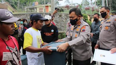 Tinjau Pos Babadan, Kapolda Jateng Berikan Bantuan Kepada Korban Terdampak Erupsi Merapi