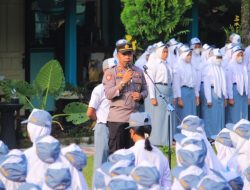 Bertindak Sebagai Inspektur Upacara, Kapolsek Grabag Ajak Pelajar Hindari Konflik Dengan Hukum
