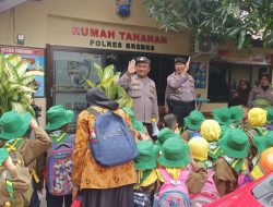 Kunjungi Polres Brebes, Puluhan Anak TK Dikenalkan Ruang Tahanan