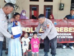 Polisi Peduli Anak, Polsek Ketanggungan Bagikan Makanan Tambahan kepada Balita