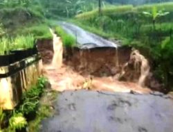 Akibat Arus Deras Sungai Cilingga, Jembatan Penghubung Antar Desa di Salem Putus