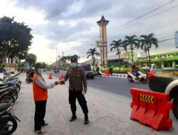 Erupsi Merapi Sebarkan Abu Vulkanik, Polres Magelang Kota Bagikan Masker Kepada Masyarakat