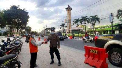 Erupsi Merapi Sebarkan Abu Vulkanik, Polres Magelang Kota Bagikan Masker Kepada Masyarakat