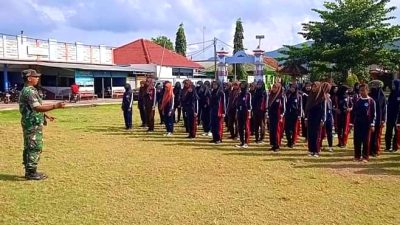 Bentuk Sikap Disiplin, Loyal dan Peduli, Babinsa Karimunjawa Latih PBB Pelajar
