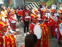 Kenalkan ke Masyarakat, Drumband TK Pertiwi Nambangan Tampil Keliling Kampung