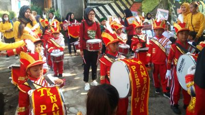Kenalkan ke Masyarakat, Drumband TK Pertiwi Nambangan Tampil Keliling Kampung