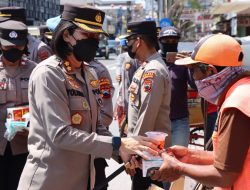 Antisipasi Dampak Hujan Abu Vulkanik, Kapolres Magelang Kota Bagikan Masker Kesehatan
