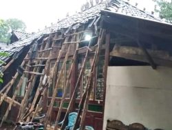 Babinsa Sigap Tinjau Rumah Warga Ambruk dan Timpa Pemiliknya