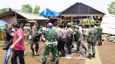 Divif 2 Kostrad Bersama Forkopimda Kabupaten Malang Tertibkan Judi Sabung Ayam