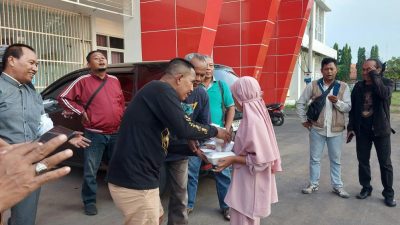 Peduli Sesama, Ndasmumet Sedekah Takjil, Makanan dan Santunan ke Warga Kurang Mampu