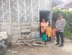 Peduli Warga Kurang Mampu, Polsek Wanasari Bagikan Bansos di Sawojajar