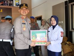 Kapolres Sinjai Berikan Bingkisan Paket Hari Raya Anggotanya