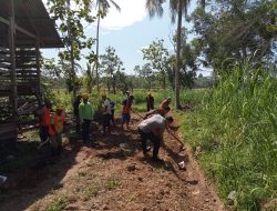 Bhabinkamtibmas Polsek Sinjai Timur Desa Salohe Kerja Bakti Bersama Warga