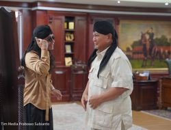 Bertemu Prabowo, Gus Miftah Hadiahkan ‘Blankon Jenderal Sudirman’