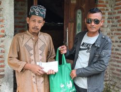 Bersama SBB, Club Vespa Asli Scooter Brebes Bagikan Bingkisan Lebaran ke Marbot Musholla