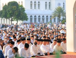 Prabowo Ramah Tamah dengan Masyarakat Usai Solat Idulfitri di Jakarta