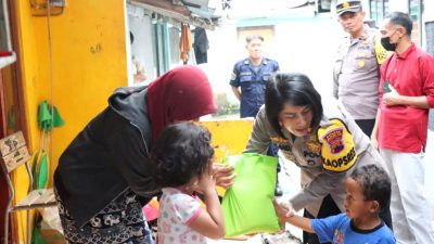 Bakti Sosial Ramadan, Kapolres Magelang Kota Bagikan Sembako di Dua Kelurahan