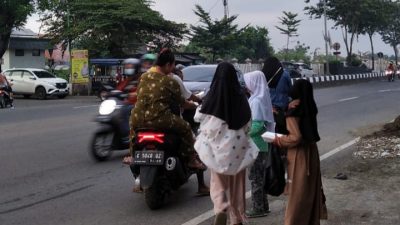 Sisihkan Uang Jajan, Sejumlah Remaja Putri Usia Belasan Tahun di Pesantunan Bagikan Nasi Kotak